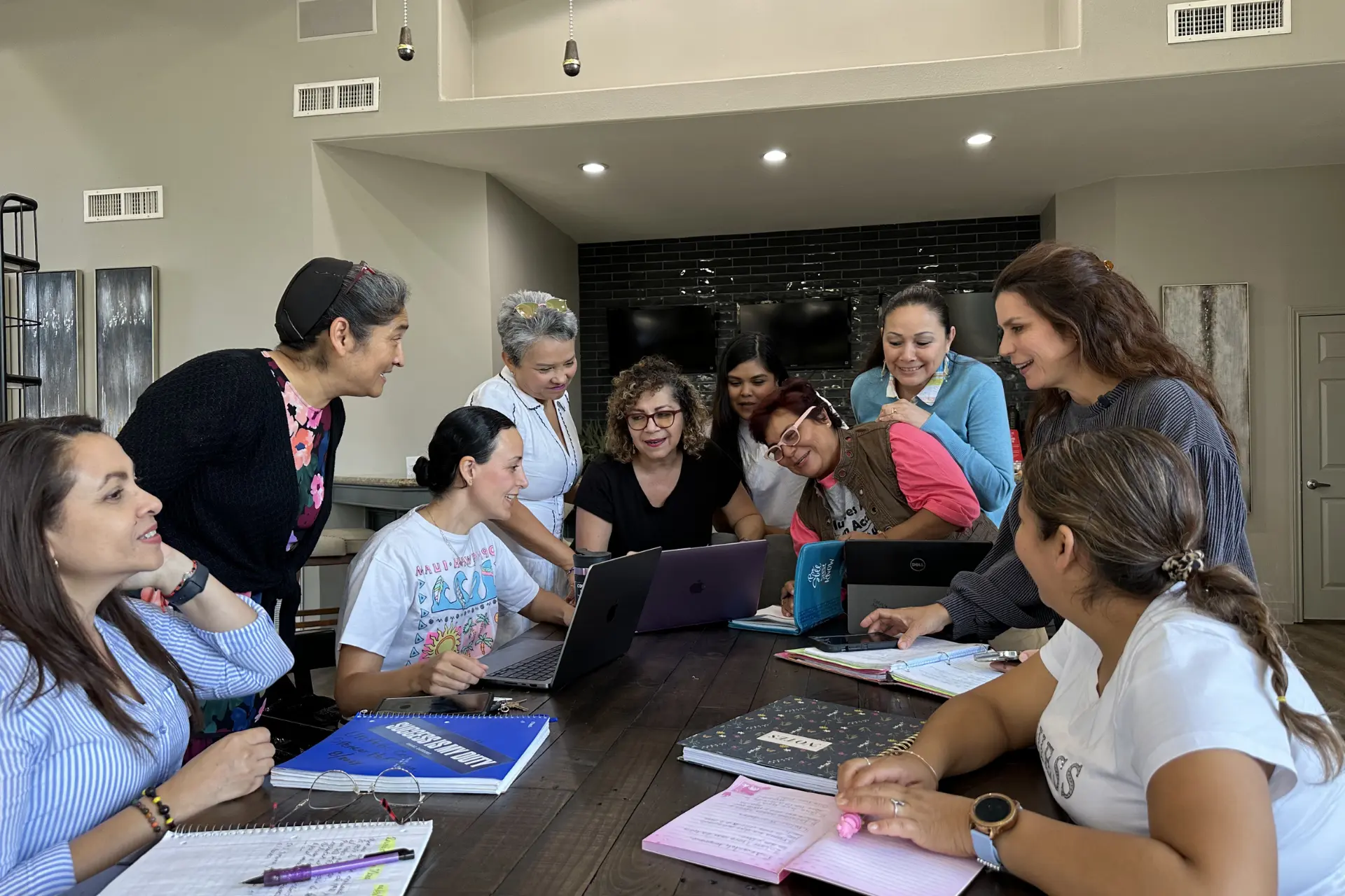 Trabajo en equipo alrededor de la mesa