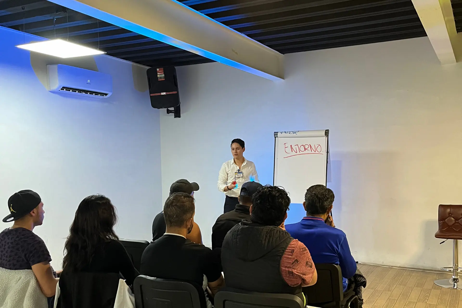 Rafael dirigiendo un taller con asistentes