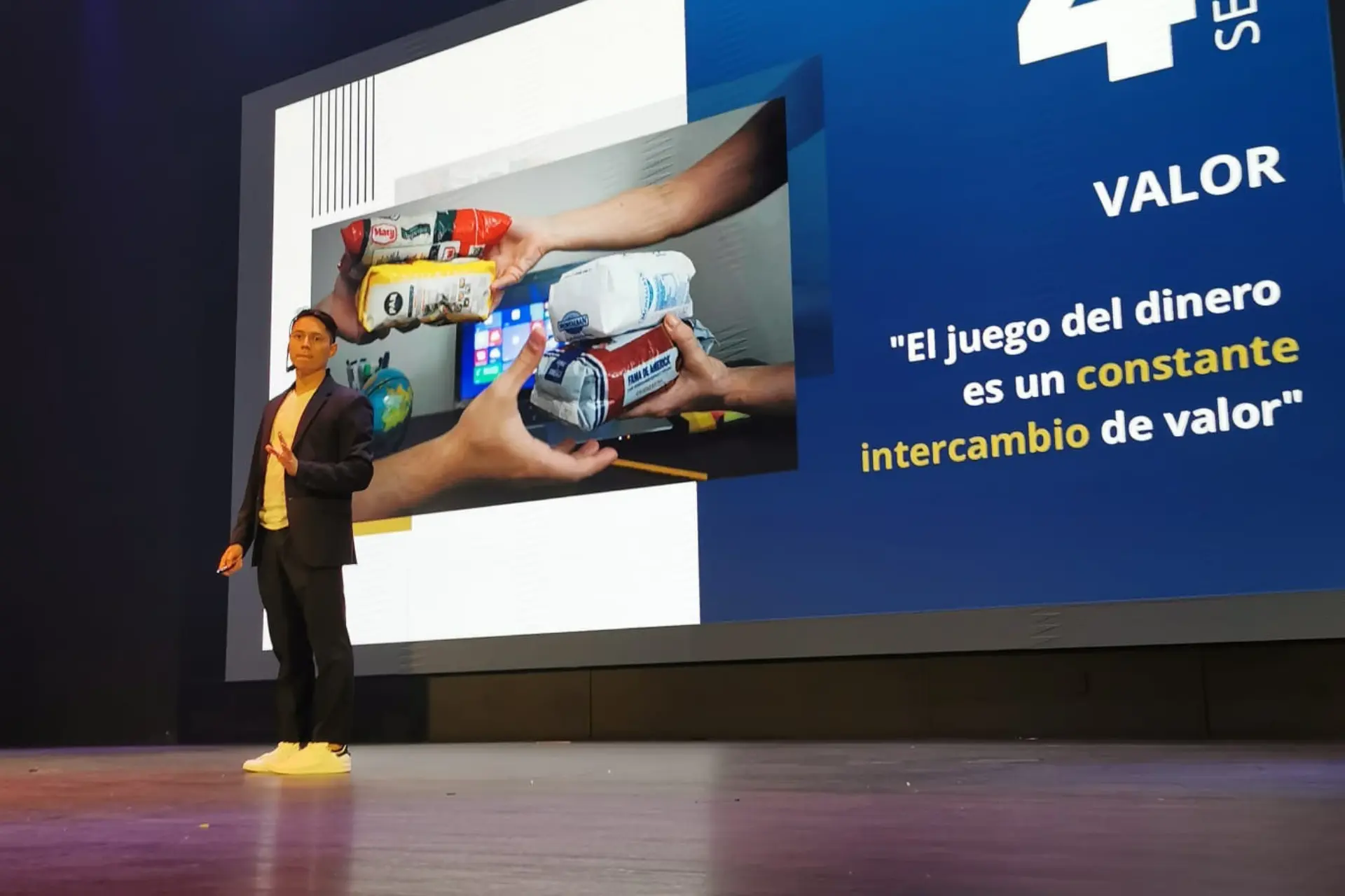 Rafael presentando en el escenario