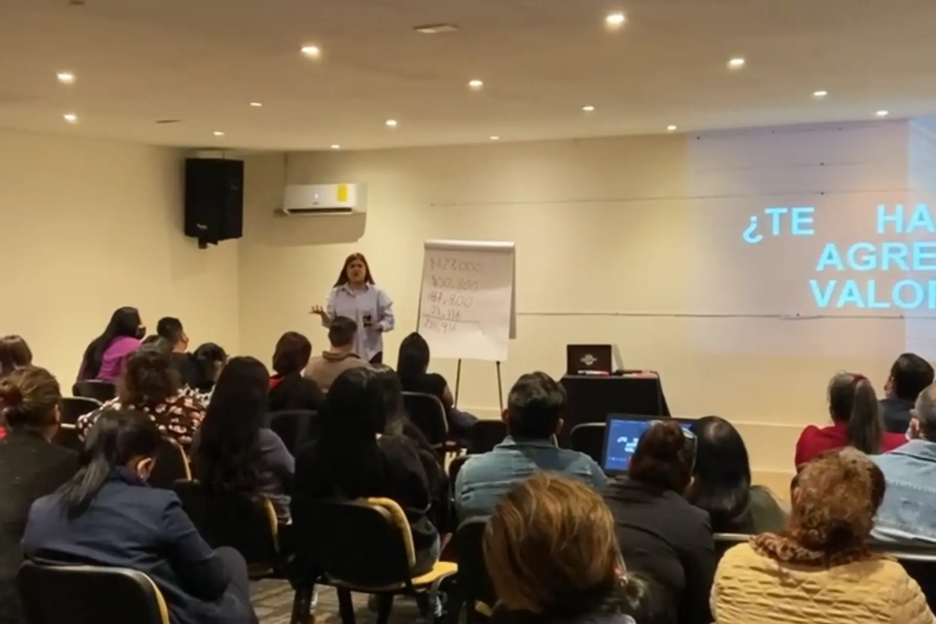 Sala llena durante una sesión presencial