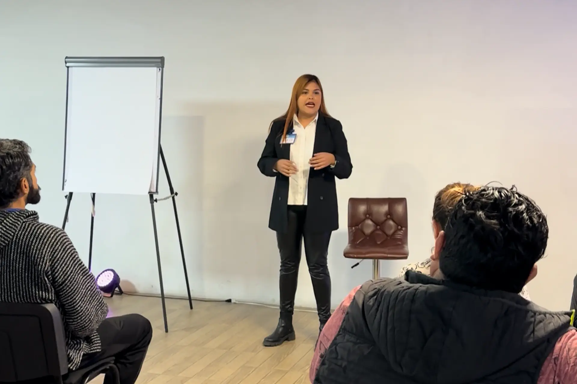 Dulce dando una sesión frente al grupo